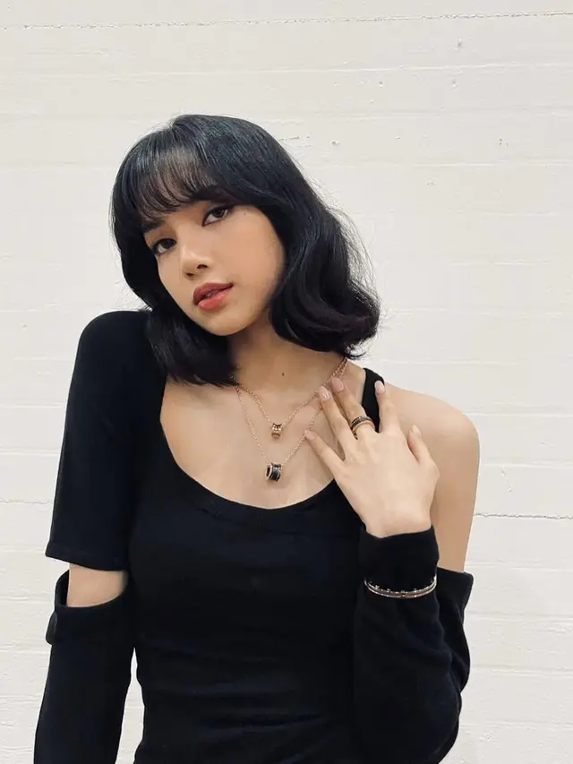 FOTO: Pesona Lisa Blackpink saat Pakai outfit Serba Hitam, Menawan