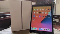 Boks dan tampilan iPad 8th Gen. (Liputan6.com/ Yuslianson)