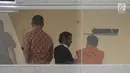 Terdakwa kasus korupsi e-KTP Setya Novanto, saat bertemu dengan putra sulungnya, Rheza Herwindo di gedung KPK, Jakarta, Jumat (22/12). Rheza akan diperiksa sebagai saksi untuk tersangka Dirut PT Quadra Solution. (Liputan6.com/Faizal Fanani)