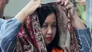 Kepala Bidang Tata Ruang Dinas PUPR Bekasi Neneng Rahmi memakai kain penutup kepala saat tiba di Gedung KPK, Jakarta, Selasa(11/12). Neneng diperiksa sebagai tersangka terkait dugaan menerima suap proyek pembangunan Meikarta. (Merdeka.com/Dwi Narwoko)