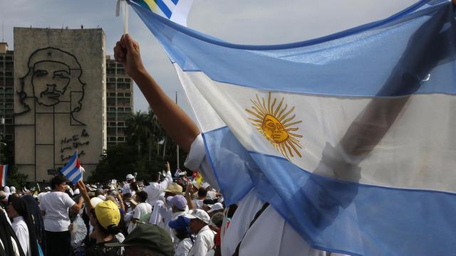 Bendera Argentina dikibarkan di tengah pusat ibu kota Buenos Aires (AP/Enric Matia)