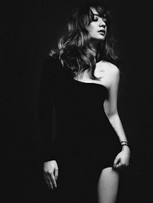 Setelah lepas hijab, ia lebih berani tampil dengan busana minim. Ia juga sudah melakukan beberapa fotosyut. [Instagram.com/anneofficial1990]