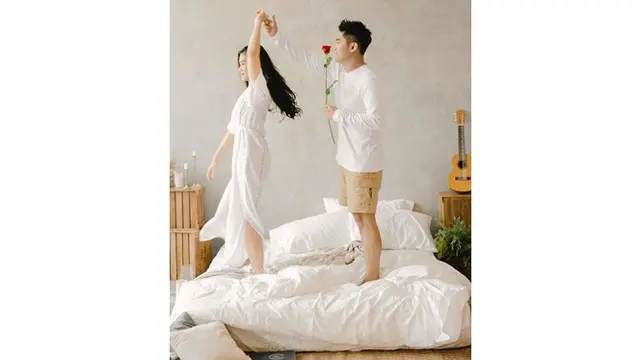 6 Foto Prewedding Boy William dan Karen di Paris, Berdansa Mesra