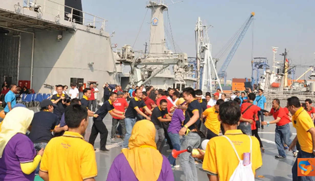 Citizen6, Tanjung Priok: Segenap karyawan Bank Mandiri Area Tanjung Priok melaksanakan senam aerobik dalam kegiatan  Employee gathering  di Geladak Helly KRI Banda Aceh-593, Mako, Tanjung Priok, Jakarta pada, Minggu (1/7). (Pengirim: Dispenkolinlamil)