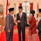 Usai pelantikan Anies-Sandi, Ketua Umum Partai Gerindra Prabowo Subianto berbincang santai satu meja dengan Presiden Jokowi, dan Wakil Presiden Jusuf Kalla. (Liputan6.com/Lizsa Egeham)