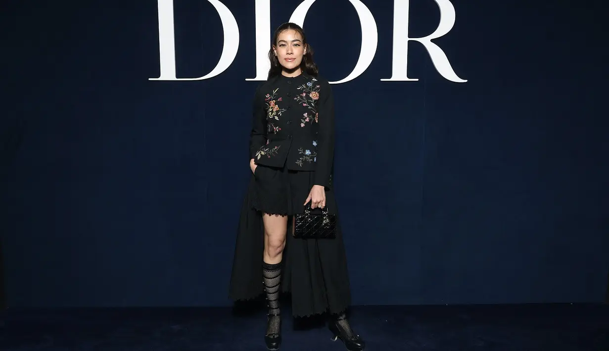 Akrtis dan model Thailand Kimmy Kimberley tampil dengan blus dan celana pendek hitam.  [Dok/Dior].