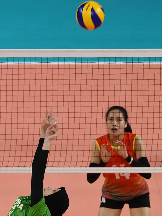 Pevoli putri Indonesia berusaha mengumpan bola saat bertanding melawan Vietnam pada pertandingan babak semifinal peringkat 5-8 voli putri Asian Games 2018 di Tennis Indoor Senayan, Jakarta, Jumat (31/8). Indonesia kalah 1-3. (Merdeka.com/Imam Buhori)