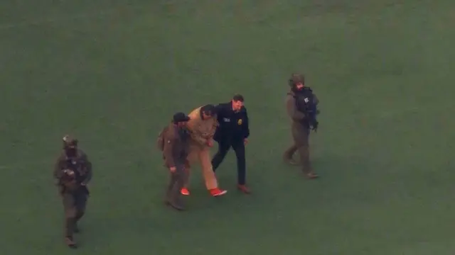 Gambar yang diambil dari tangkapan layar video ini menunjukkan Nicolas Maduro dikawal untuk naik helikopter menuju Pengadilan Federal Manhattan, Senin, 5 Januari 2026, di New York. (Dok. AP News)