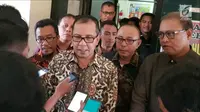 Wali Kota Makassar Mohammad Ramdhan Pomanto alias Danny Pomanto menjawab pertanyaan wartawan saat menghadiri pemeriksaan Dit Reskrimsus Polda Sulsel, Kamis (21/6). Danny sempat mangkir terhadap panggilan pertama. (Liputan6.com/HO)