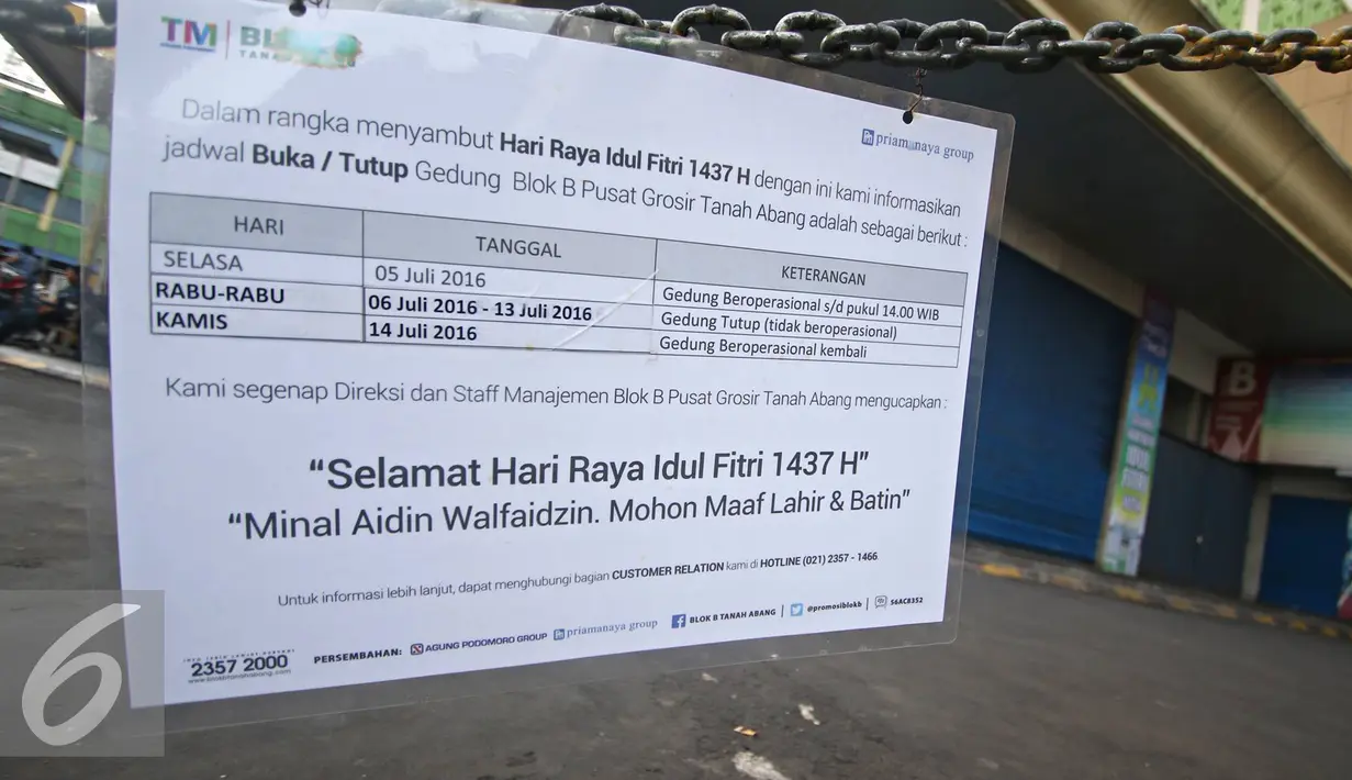 Sebuah pengumuman dipasang di sekitar pertokoan Blok B Tanah Abang, Jakarta, Kamis (7/7). Pertokoan akan kembali buka pada 14 Juli 2016 mendatang. (Liputan6.com/Immanuel Antonius)