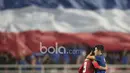 Pemain Timnas Indonesia, Ferdinand Sinaga berpelukan dengan pemain Thailand usai laga Final leg kedua Piala AFF 2016 di Thailand, (17/12/2016). (Bola.com/Vitalis Yogi Trisna)