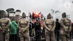 Pengemudi taksi dan ojek online menyalakan suar saat menggelar aksi di depan Gedung DPR RI, Jakarta, Rabu (21/9/2022). Puluhan massa tersebut menuntut pemerintah membuat payung hukum bagi mitra pengemudi online, menaikkan tarif dasar, menyetarakan potongan menjadi 10 persen, dan meminta subsidi asuransi kesehatan. (merdeka.com/Iqbal S. Nugroho)
