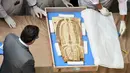 Petugas memperlihatkan sarkofagus kuno di Museum Mesir, Kairo, Selasa (21/6). Artefak kuno tersebut berumur antara abad 16 dan 14 SM dan yang lainnya antara 10 dan 8 SM (AFP PHOTO / Mohamed El-Shahed)