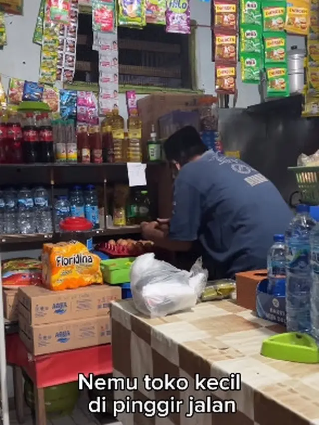 Muslimah Rusia Sengaja Mampir Belanja untuk Bantu Warung Kecil yang Sepi, Tuai Pujian Warganet