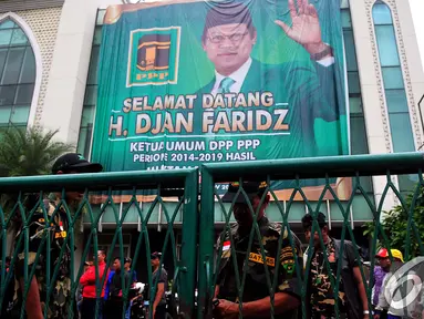  Seorang petugas mengunci gerbang Kantor DPP PPP di Jalan Diponegoro, Menteng, Jakarta Pusat, Selasa (2/12/2014). (Liputan6.com/Johan Tallo)