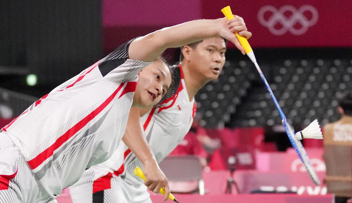 Pil pahit harus ditelan pasangan ganda campuran Indonesia, Praveen Jordan/Melati Daeva Oktavianti, usai langkahnya terhenti di babak perempat final Olimpiade Tokyo 2020. (Foto: AP/Dita Alangkara)