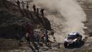 Antusias penonton saat menyaksikan pebalap Peugeot, Sebastien Loeb dan asistennya Daniel Elena melintasi areal gersang pada etape ke-10 antara Rally Dakar 2017 antara Chilecito dan San Juan di Argentina (12/1/2017). (AFP/Franck Fife)