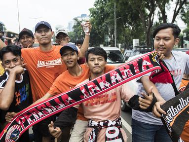 Suporter Persija Jakarta, The Jakmania, foto bersama saat akan menonton laga Liga 1 melawan Mitra Kukar di Senayan, Jakarta, Minggu (9/12). Persija berpeluang besar menjadi juara jika berhasil menang. (Bola.com/Vitalis Yogi Trisna)