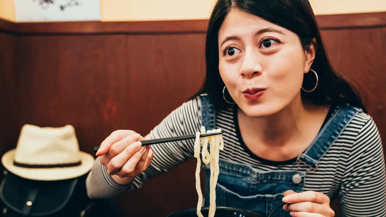 mengunyah makanan