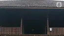 Tampak depan musala At-Taubah di kampung Landeh, Lebak, Banten, Rabu (28/04/2021). Musala ini didirikan sejak 3 tahun lalu bebarengan dengan di dirikannnya Kampung Mualaf suku Baduy. (Liputan6.com/Herman Zakharia)