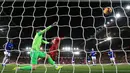 Penyerang Liverpool Divock Origi saat memasukan bola ke gawang kiper Everton, Jordan Pickford selama pertandingan Liga Inggris di Anfield Stadium (2/12). Liverpool menang tipis 1-0 atas Everton. (AP Photo / Jon Super)