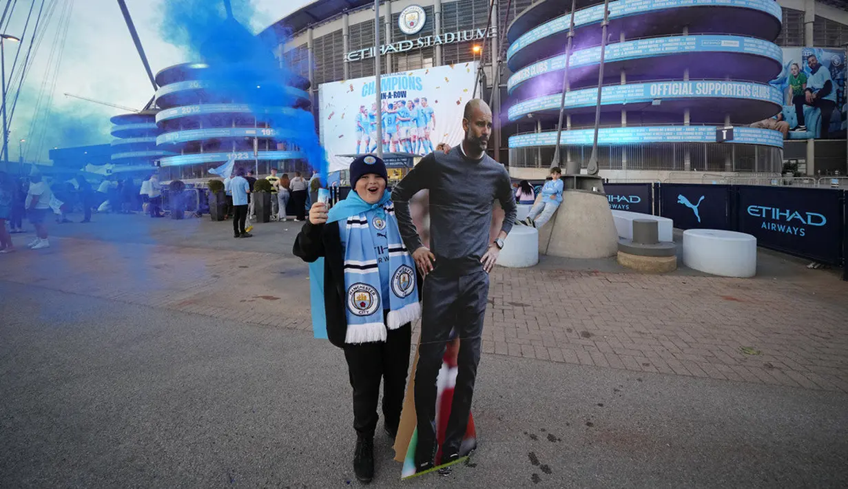 <p>Sejumlah suporter Manchester City mendatangi Etihad Stadium untuk merayakan kemenangan tim kesayangan mereka. (AP Photo/Jon Super)</p>