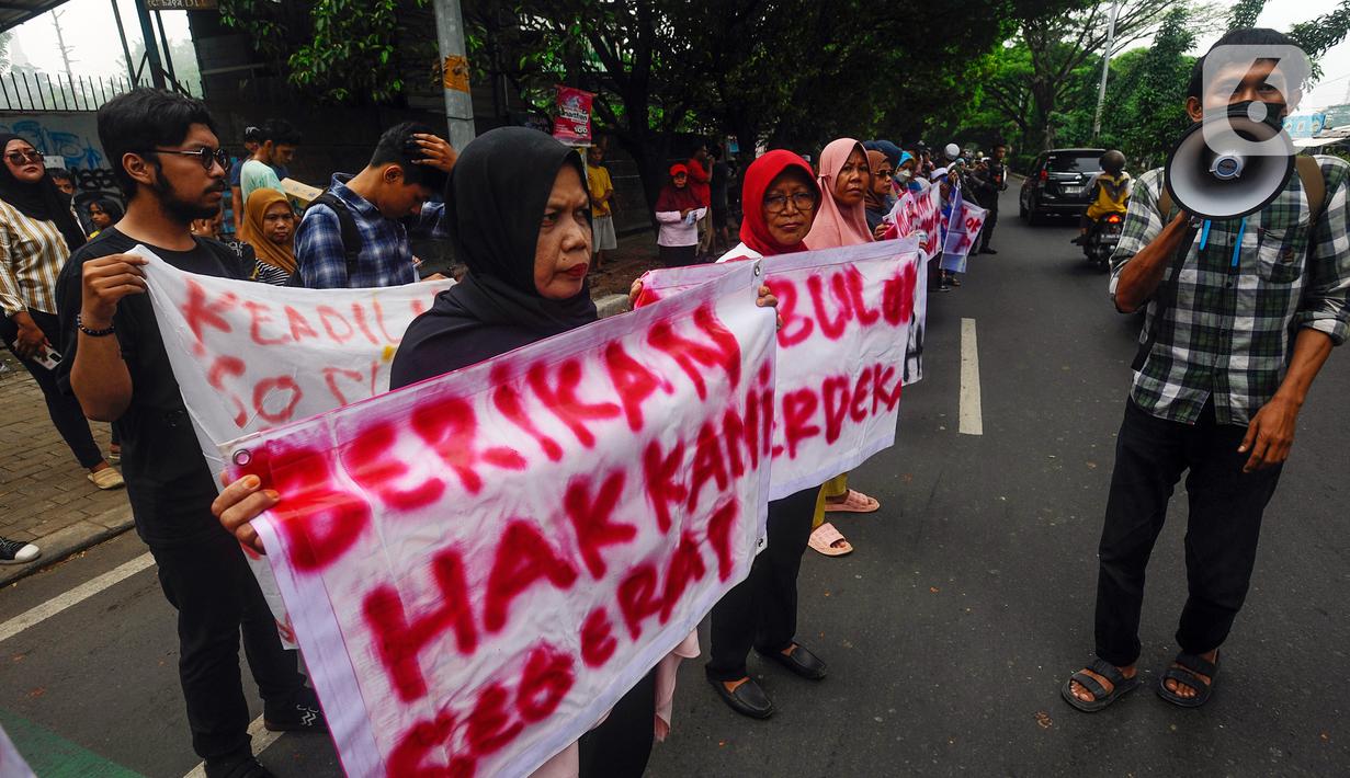 Pengerahan aparat keamanan lintas satuan kerja dengan jumlah besar disebut justru menimbulkan suasana ketakutan, khususnya kelompok perempuan, anak dan lansia. Selain juga menyebabkan aktivitas sosio-ekonomi warga sekitar menjadi terganggu. (merdeka.com/Arie Basuki)