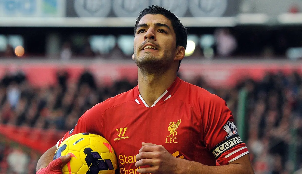 Luis Suarez. Striker Uruguay berusia 35 tahun yang kini membela Atletico Madrid ini pernah 4 musim berseragam Liverpool, mulai 2010/2011 hingga 2013/2014. Ia menempati posisi ke-4 sebagai pemain aktif pencetak gol terbanyak bagi Liverpool di semua kompetisi dengan 82 gol. (AFP/Paul Ellis)