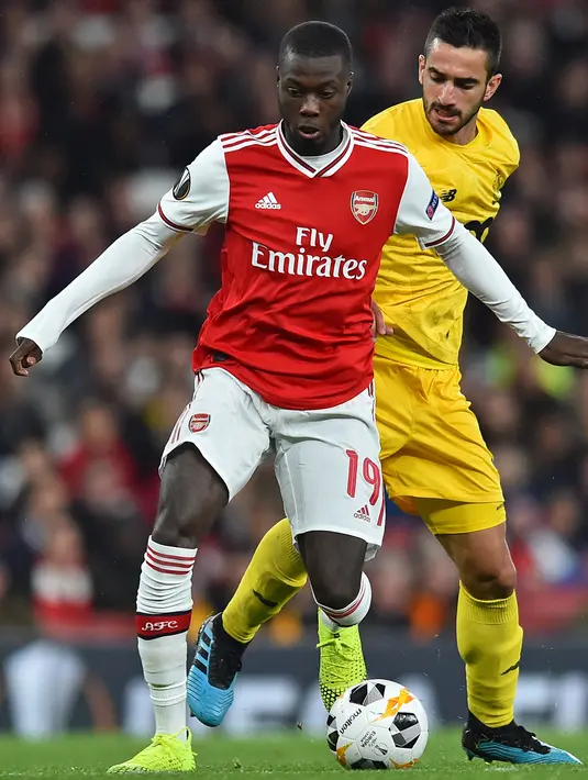 Gelandang Arsenal, Nicolas Pepe (kiri) mengontrol bola dari kawalan pemain Standard Liege pada lanjutan pertandingan grup F Liga Europa di Stadion Emirates, London (3/10/2019). Arsenal menang telak 4-0 atas Standard Liege. (AFP Photo/Glyn Kirk)