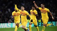 Pemain Barcelona termasuk Pedri dan Ferran Torres merayakan gol yang dicetak oleh Ronald Araujo di menit akhir saat melawan Real Sociedad (AFP)