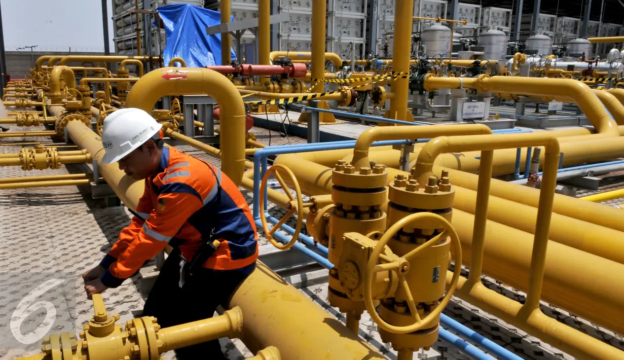 Teknisi mengawasi pengoperasian instalasi produksi tekanan gas di Compressed Natural Gas (CNG), Bekasi, Selasa (8/9/2015). CNG Plantt berkontribusi 5-10 % terhadap total daya listrik 2045 MW menjadi 20-30 % pada tahun 2016. (Liputan6.com/Johan Tallo)