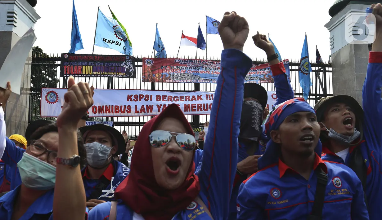 Elemen Buruh melakukan aksi di depan Gedung MPR/DPR/DPD Jakarta, Rabu (12/2/2020). Dalam aksinya mereka menolak draft Rancangan Undang-Undang Omnibus Law Cipta Lapangan Kerja. (Liputan6.com/Johan Tallo)