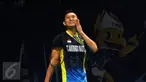 Tunggal putera Indonesia, Sony Dwi Kuncoro mengusap wajah saat laga melawan pemain Hongkong Hu Yun di 16 besar BCA Indonesia Open, Jakarta, Kamis (6/2/2016). Sony kalah 12-21, 15-21, 16-21. (Liputan6.com/Helmi Fithriansyah)