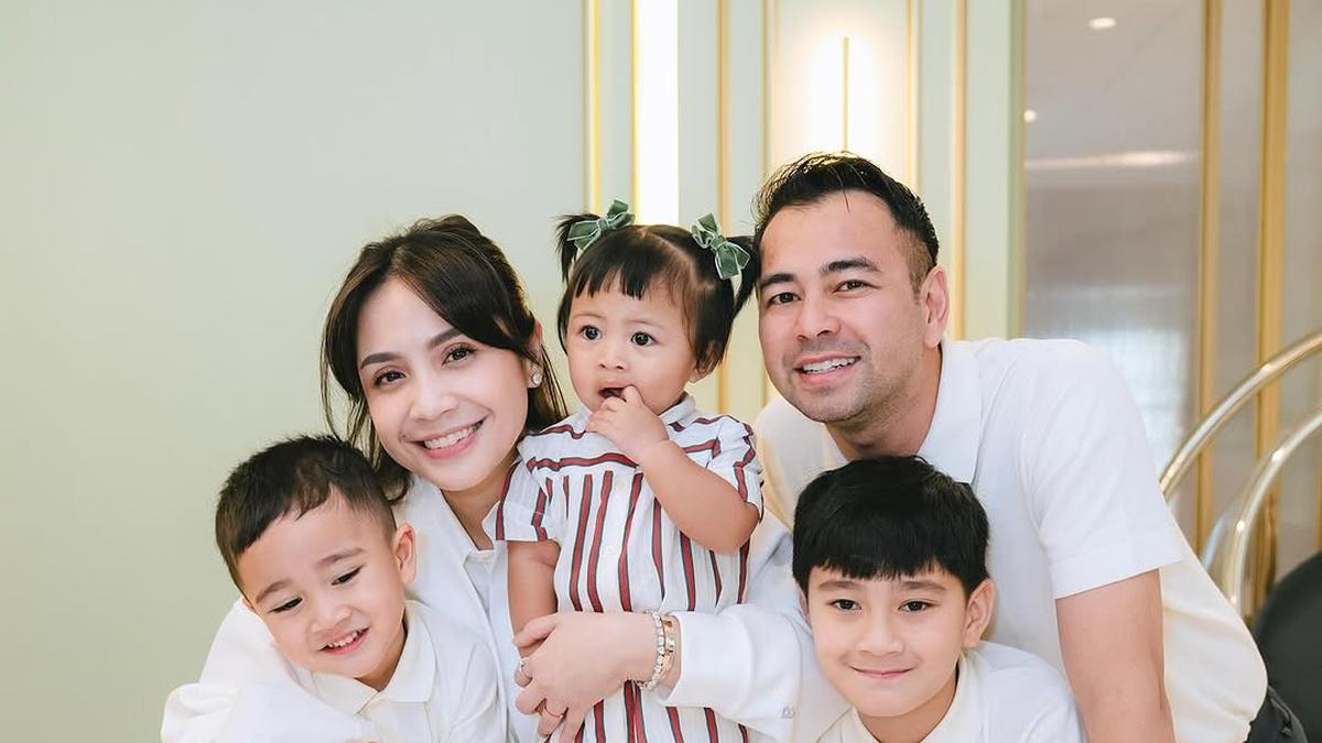 6 Gaya Kompak Serba Putih Keluarga Nagita Slavina dan Raffi Ahmad di Ulang Tahun Pertama Baby Lily