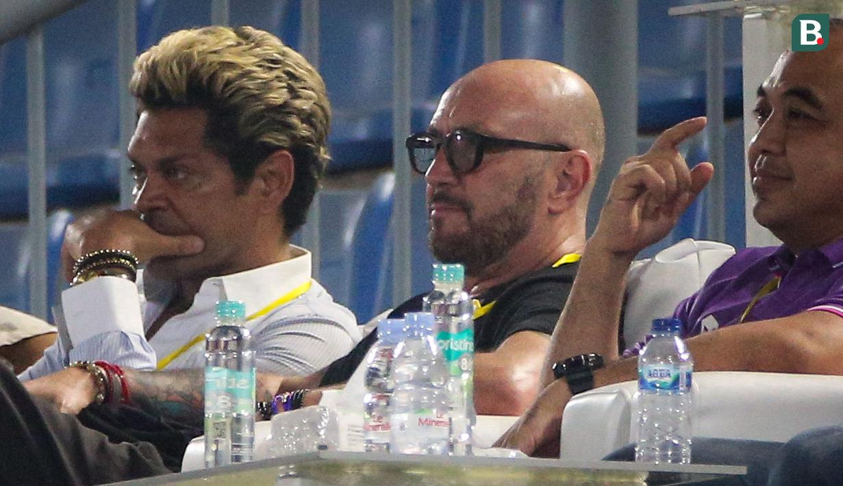 Mantan kiper Timnas Italia, Walter Zenga (tengah) dan mantan bek Timnas Portugal, Abel Xavier (kiri) menyaksikan laga lanjutan BRI Liga 1 2022/2023 antara Persita Tangerang melawan Persija Jakarta di Stadion Indomilk Arena, Tangerang, Selasa (28/03/2023). (Bola.com/Bagaskara Lazuardi)