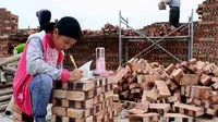 Kerjakan PR di Tempat Ortu Bekerja, Gadis Ini Sentuh Hati Netizen