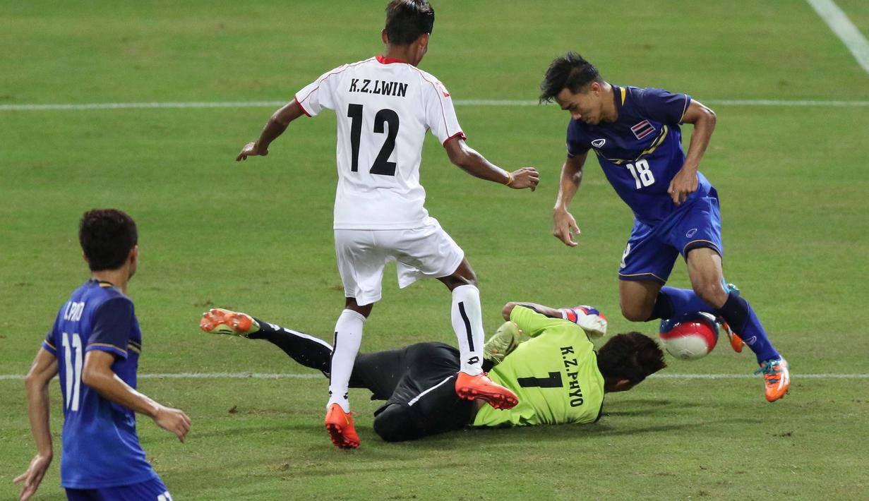 Pemain Thailand U-23 berebut bola dengan pemain Myanmar U-23 dalam final sepak bola SEA Games 2015. (Bola.com/Arief Bagus)