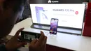 Seorang pengunjung mengabadikan ponsel Huawei P20 Pro di Jakarta, Kamis (28/6). Huawei P20 Pro resmi dipasarkan dan dibanderol seharga Rp 11.999.000 di Indonesia. (Liputan6.com/Angga Yuniar)