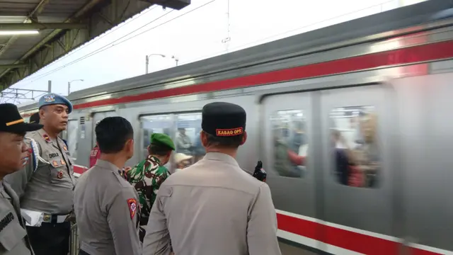 Polisi Sisir KRL, Cegah Pelajar Ikut Demo 27 Agustus di Jakarta