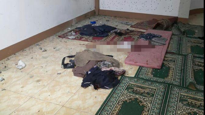 Pakaian dan sajadah dengan noda darah terlihat di sebuah masjid setelah serangan granat di Zamboanga, Filipina, Rabu (30/1). Akibat serangan granat tersebut, dua orang tewas dan empat lainnya luka-luka. (WESMINCOM Armed Forces of the Philippines via AP)
