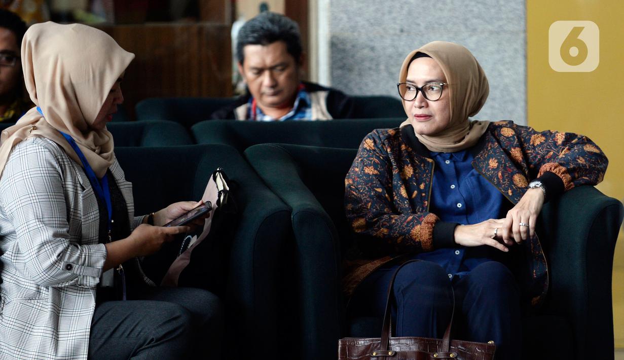 Komisioner KPU Evi Novida Ginting Manik (kanan) menunggu untuk menjalani pemeriksaan di Gedung KPK, Jakarta, Rabu (26/2/2020). Evi diperiksa sebagai saksi untuk tersangka Saeful Bahri terkait kasus dugaan penerimaan hadiah atau janji penetapan anggota DPR Terpilih 2019-2024. (merdeka.com/Dwi Narwoko