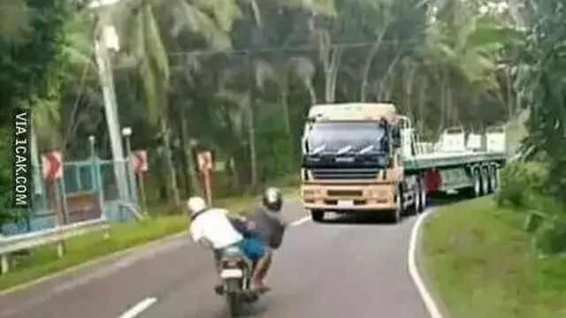 Kumpulan Potret Kelakuan Ekstrem Bapak-Bapak di Jalan Raya (ist)