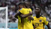 Pemain Timnas Ekuador, Enner Valencia (tengah) melakukan selebrasi usai mencetak gol pertama ke gawang Timnas Qatar melalui eksekusi penalti dalam laga matchday pertama Grup A Piala Dunia 2022 di Al-Bayt Stadium, Qatar, Minggu (20/11/2022) malam WIB. (AP/Manu Fernandez)