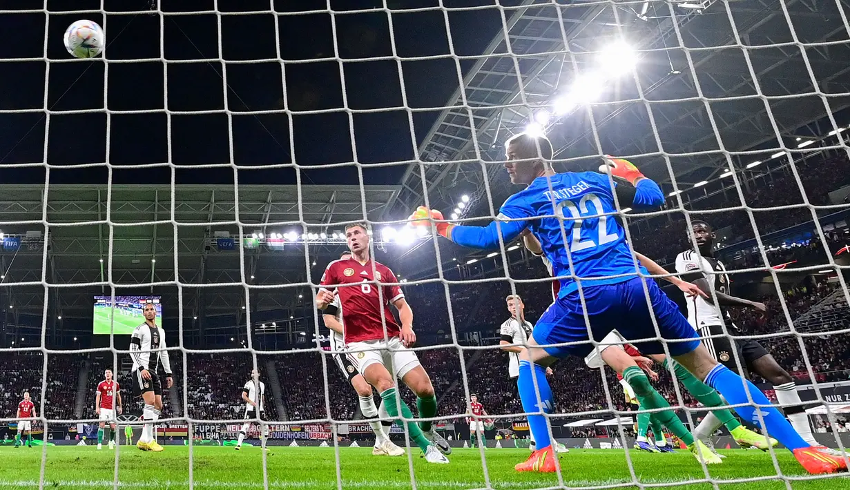Satu-satunya gol Hungaria dicetak oleh Adam Szalai pada menit ke-17. Skema tendangan sudut Szoboszlai dibelokkan Szalai dengan aksi akrobatik membelakangi gawang. (AFP/John Macdougall)