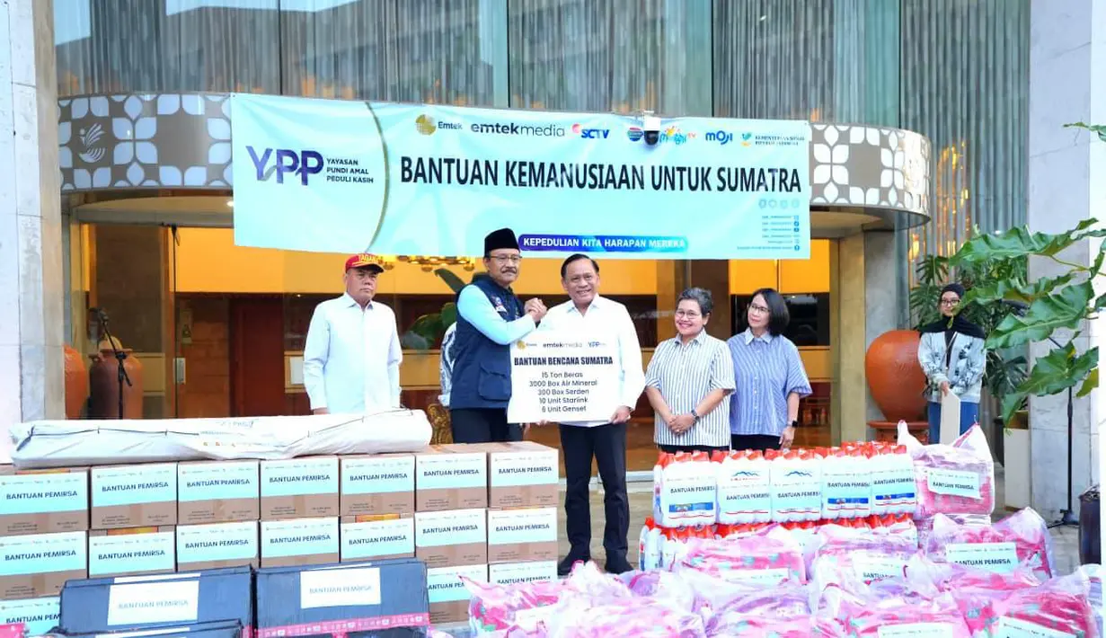 Bekerja sama dengan tim dokter dari Yayasan Karya Alpha Omega (YKAO), Emtek melalui YPP memberikan layanan pengobatan gratis di sejumlah titik pengungsian dan wilayah terpencil yang masih minim bantuan. Tak hanya layanan kesehatan, berbagai kebutuhan darurat juga disalurkan, mulai dari makanan siap saji, pembalut wanita, diapers, minyak telon, hingga perlengkapan penting lainnya yang sangat dibutuhkan para penyintas. Dok. Emtek