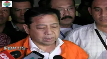 Setya Novanto mengenakan baju tahanan saat diturunkan dari kendaraan untuk dibawa ke ruangan penyidik.