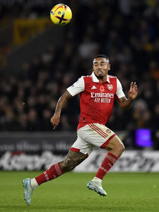 Pemain Arsenal Gabriel Jesus berlari mengejar bola saat melawan Wolverhampton Wanderers pada pertandingan sepak bola Liga Inggris di Stadion Molineux, Wolverhampton, Inggris, 12 November 2022. Arsenal menang 2-0. (Oli SCARFF/AFP)