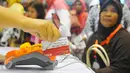 KKS saat digunakan di Cibubur, Jakarta, Kamis (23/2). Keluarga kurang mampu yang menerima Bantuan Pangan Non Tunai dapat langsung menggunakan KKS untuk berbelanja bahan pokok di e-warung di lingkungan mereka. (Liputan6.com/Angga Yunair)