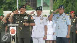 Panglima TNI, Jenderal Gatot Nurmantyo (kedua kiri) didampingi KASAU, KASAL dan KASAD memberikan penghormatan saat upacara ziarah tabur bunga di Taman Makam Pahlawan Kusumanegara,Yogyakarta, Rabu (28/9). (Liputan6.com/ Boy Harjanto)