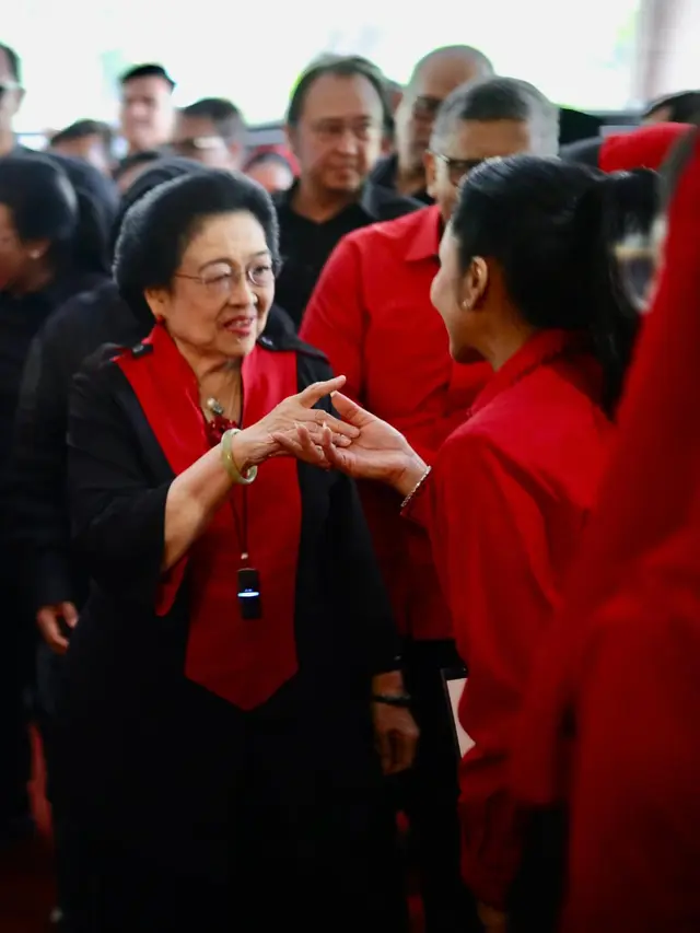 Krisdayanti Cium Tangan Megawati